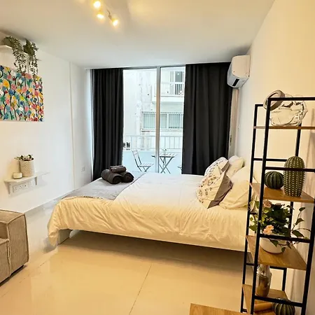 아파트 Flora Beachfront Finikoudes 라르나카