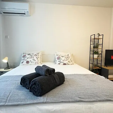 Flora Beachfront Finikoudes 아파트