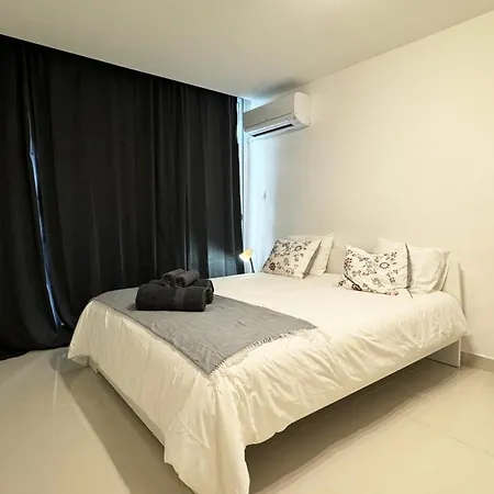 Flora Beachfront Finikoudes