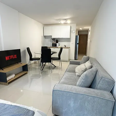 Flora Beachfront Finikoudes Apartman *